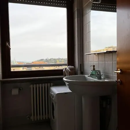 King-bed With Good Access To Everywhere Apartment